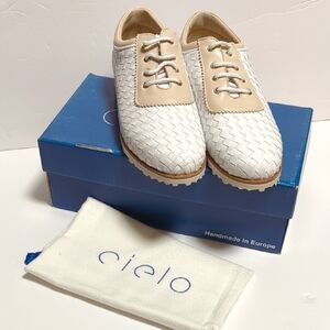 Cielo Golf Shoes Cleats Spikeless Leather Tan and White Woven